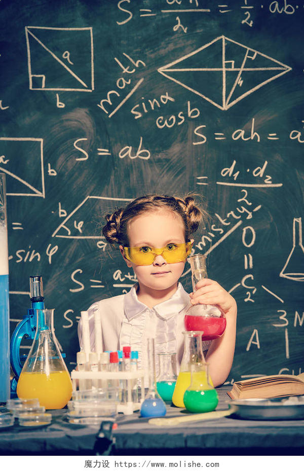 可爱的小女孩在科学实验室